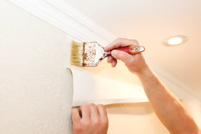 Pose de papier peint à Lizos — revêtements muraux et toiles de verre